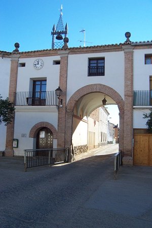 puerta de entrada a la plaza, la casa consistorial a la izquierda.